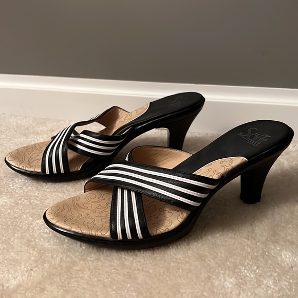 Sofft Shoes - SOFFT Leather Criss-Cross Sandal in Black/White-NWOT Size 8.5